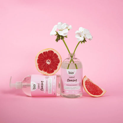 Bio-D Hand Wash Geranium & Grapefruit 500ml Front facing lifestyle picture with sliced grapefruit and geranium plant.