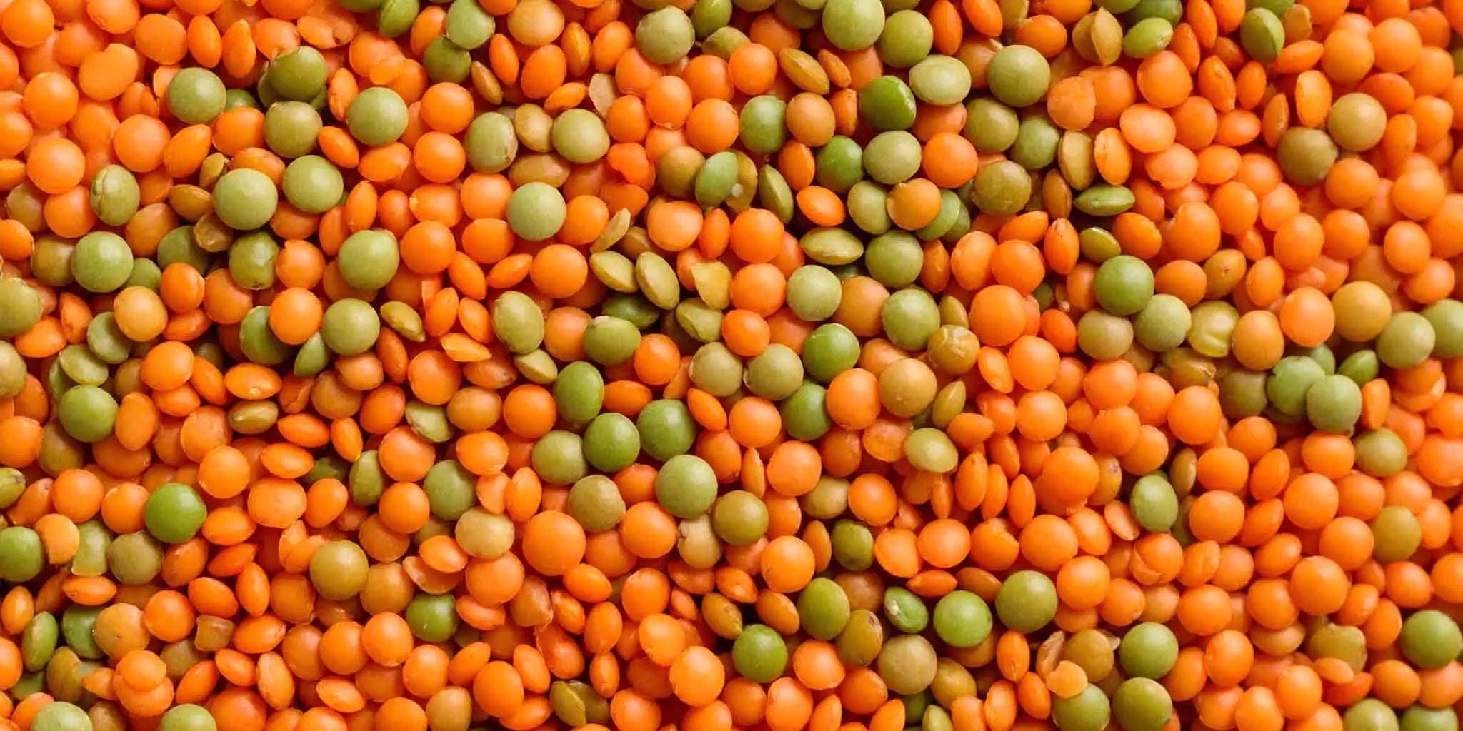 Mixed red and green lentils